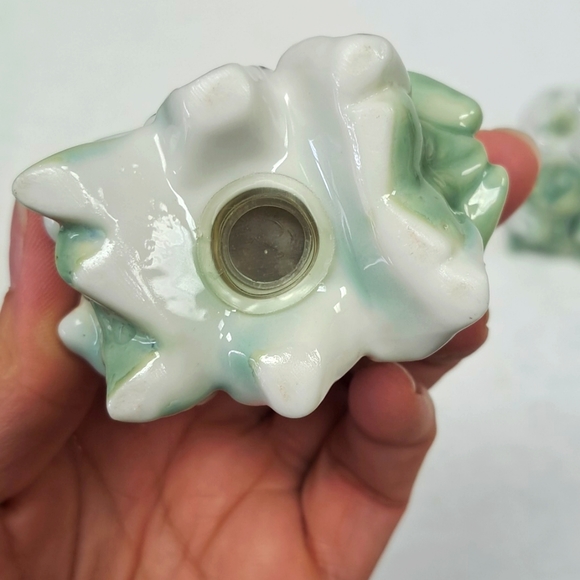 Vintage porcelain CHRISTMAS Pointsetia design salt and pepper shakers - Picture 5 of 6
